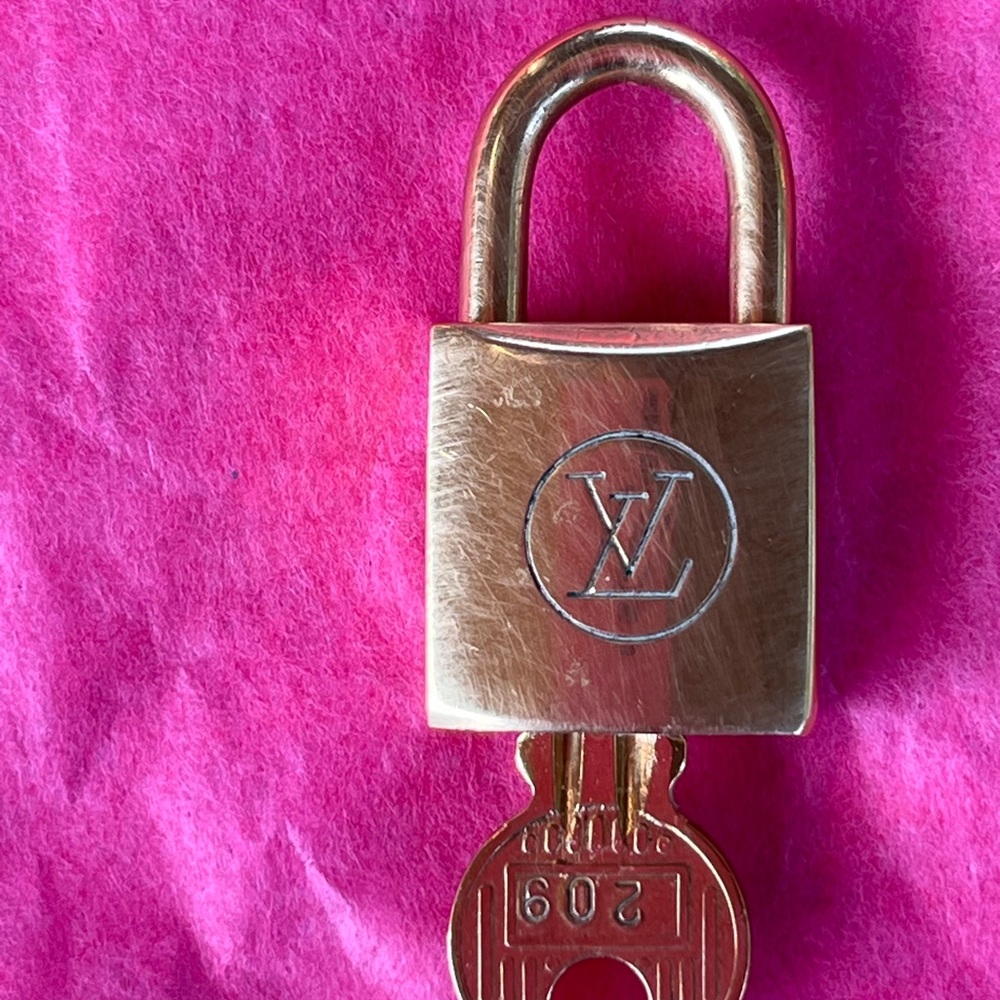 LOUIS VUITTON #209 RARE LOCK AND KEY - Picture 2 of 5